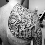 Tatouage d’inspiration maori sur l'omoplate