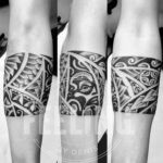 Tatouage d’inspiration maori bracelet sur l’avant-bras