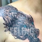tatouage tête de dragon épaule, poitrine