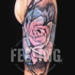 tatouage sur épaule et haut du bras rose en couleurs