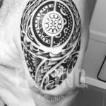 tatouage sur epaule inspiration maori tahitienne