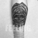tatouage sur avant-bras tete de mort dans une rose