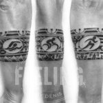 Tatouage d’inspiration maori, bracelet avec pictogrammes du triathlon